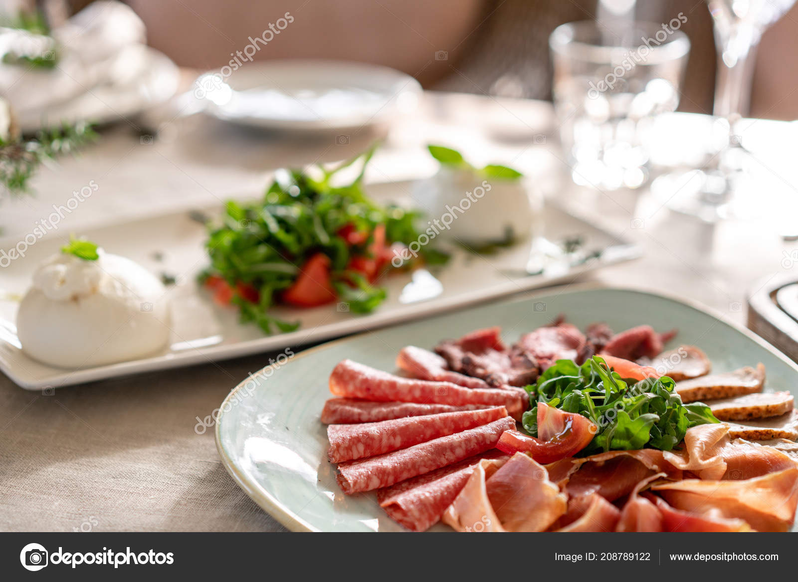 Entree Servie Avec De La Viande Sur La Table Au Restaurant Photographie Malkovkosta C Entree Servie Avec De La Viande Sur La Table Au Restaurant Photographie Malkovkosta C