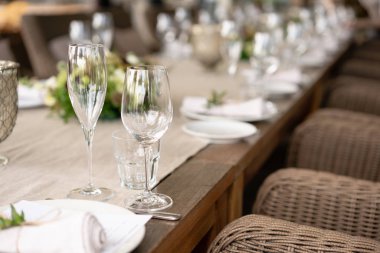 Düğün ya da gala yemeği. Sandalye ve masa için konuklar, çatal bıçak takımı ve çanak çömlek ile servis edilir. Keten masa örtüsü runner ile kaplı. terasta parti