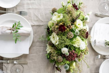 Düğün ya da gala yemeği. Sandalye ve masa için konuklar, çatal bıçak takımı ve çanak çömlek ile servis edilir. Keten masa örtüsü runner ile kaplı. terasta parti