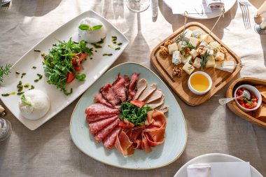 Farklı yemek ziyafet masada Konuklar için. lezzetli yemekler restoranda masaya. Tablo Doğum günü için hizmet veya düğün.
