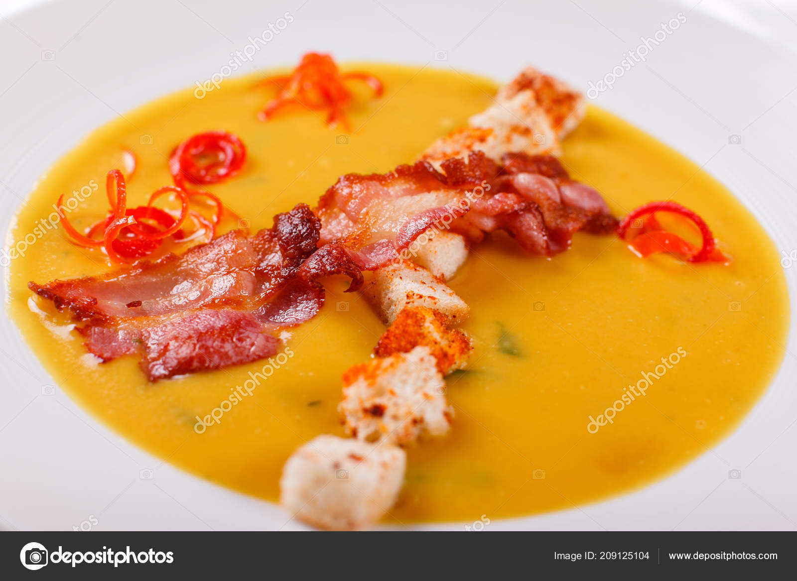 Tradisjonell spansk kaldsuppe, med brød pinner og bacon chips. Mais  spanishmed bacon. chowder – stockfoto © MalkovKosta #209125104, image size:1600x1167