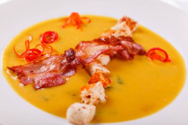 Geleneksel İspanyol soğuk çorba, ekmek sopa ve pastırma patates kızartması ile. Mısır Spanishwith pastırma. Chowder