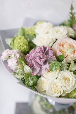 Çiçek aranjman. Çiçekler karıştırın. Güzel yaz buket cam vazo içinde sunulan. Bir çiçekçi dükkanı kavramı. Meslek çiçekçi