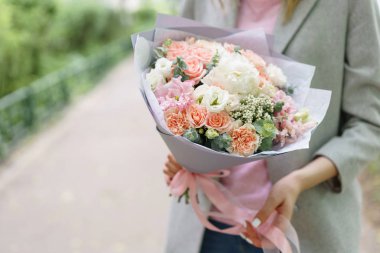 güzel bahar buket. çiçek aranjmanı peonies ile... Bir çiçekçi dükkanı, küçük bir aile şirketi kavramı