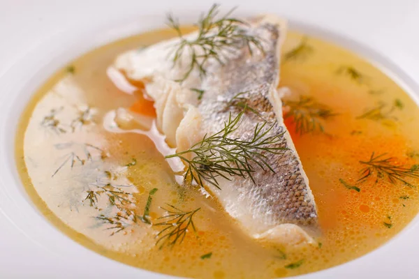 Halak és tenger gyümölcsei leves. Fehér hal és zöldség vacsorára ízletes leves — Stock Fotó