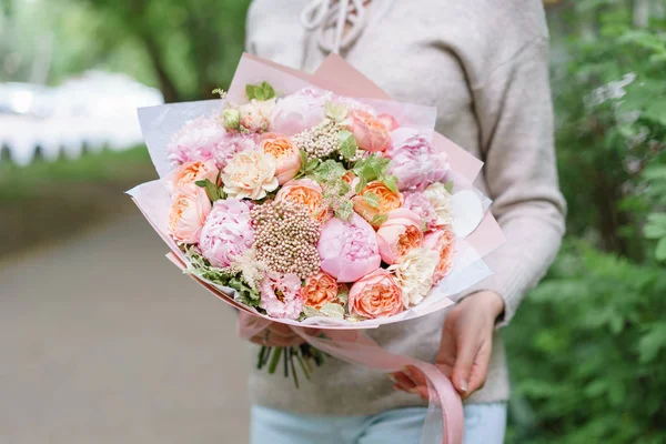 Lindo buquê de primavera. arranjo de flores com peônias. Cor rosa claro. O conceito de uma loja de flores, um pequeno negócio familiar — Fotografia de Stock