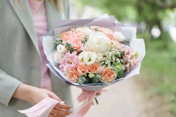 아름 다운 봄 부케입니다. 모란과 꽃꽂이... 꽃이 게, 작은 가족 비즈니스의 개념 — 스톡 사진