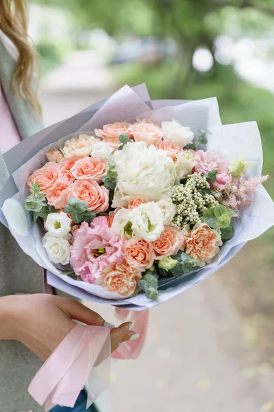 Szép tavaszi csokor. virágkötészeti a pünkösdi rózsa. Virágbolt, egy kis családi vállalkozás fogalma — Stock Fotó