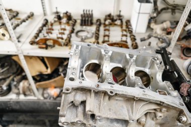 İçten yanmalı motor, demonte, araba servisi tamir, bakım. Araba benzinlikte onarın. Masada düzgün koyulur