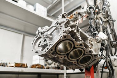 İçten yanmalı motor, demonte, araba servisi tamir, bakım. Araba benzinlikte onarın. Masada düzgün koyulur