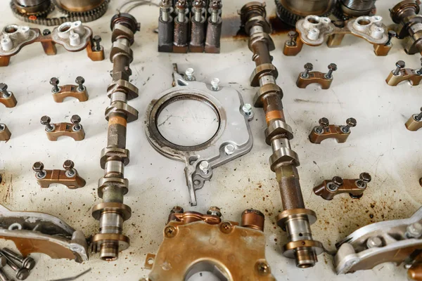 İçten yanmalı motor, demonte, araba servisi tamir, bakım. Araba benzinlikte onarın. Masada düzgün koyulur