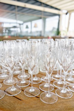 Temiz tabak, gözlük ve çatal bıçak takımı ahşap masa üzerinde. Tuzak hazır başlamak olay için yemek servisi. hizmet alan restoranda garson.