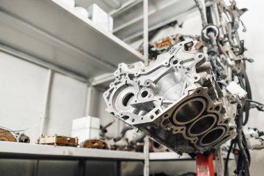 İçten yanmalı motor, demonte, araba servisi tamir, bakım. Araba benzinlikte onarın. Masada düzgün koyulur