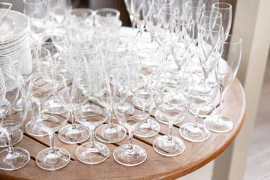 Temiz tabak, gözlük ve çatal bıçak takımı ahşap masa üzerinde. Tuzak hazır başlamak olay için yemek servisi. hizmet alan restoranda garson.