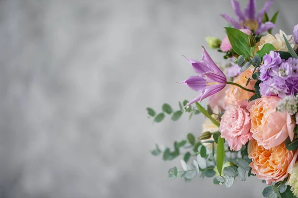 Prachtige boeket van verschillende bloemen. bloemen arrangement in vintage metalen vaas. de instelling van de tabel. Lila en perzik kleur — Stockfoto