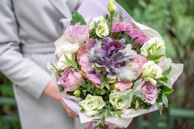 Güzel bahar buket. Mix çiçek aranjmanı. Bir çiçekçi dükkanı, küçük bir aile şirketi kavramı.