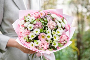 Güzel bahar buket. Mix çiçek aranjmanı. Bir çiçekçi dükkanı, küçük bir aile şirketi kavramı.