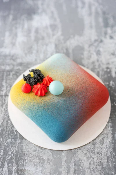 Elegância bolo de mousse de veludo quadrado. recheio de nozes e frutas no interior. Torta colorida contemporânea. foco seletivo. mesa de concreto vintage . — Fotografia de Stock