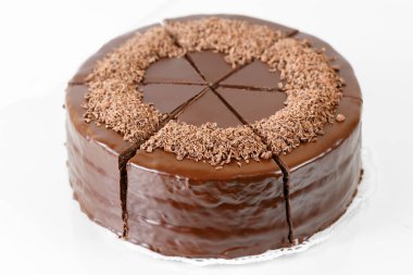 bir tabakta Sacher çikolatalı kek, kakao ceviz doldurma ve koyu çikolata sosu ile bisküvi.