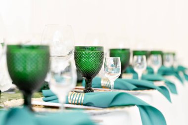 Bir düğün için bir çadır altında güzel ziyafet salonu. İç bir düğün çadırı dekorasyon misafirler için hazır. Dekor çiçek. Yeşil Tema