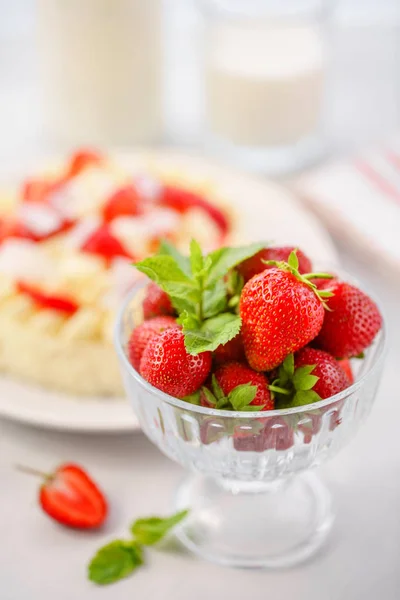 Επικεντρώνονται στις φράουλες. Λεπτή cheesecake Φράουλα με καρύδα. Νόστιμα σπιτικά κέικ με φρέσκα μούρα σε φως τραπέζι. — Φωτογραφία Αρχείου