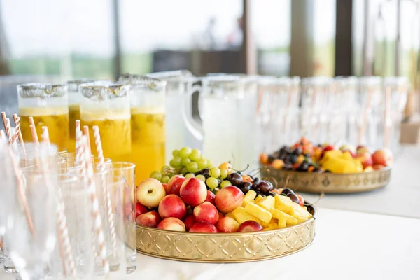 Buffet di piatti di frutta fresca presso la sede di eventi aziendali o di nozze. Self service o tutto ciò che puoi mangiare ciliegie, nettarine, uva e ananas. Tavolo con bevande fredde e snack e stoviglie — Foto Stock