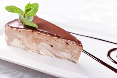 Çocuk oyuncağı bir plaka üzerinde sufle ile. Tatlı yemek ve tatlı. Gıda arka plan. Yakın çekim. Süt sufle kuş