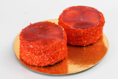 Çocuk oyuncağı. Bir plaka üzerinde krem krema ile sünger kek katmanları. Tatlı yemek ve tatlı. Yakın çekim.