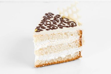 Çocuk oyuncağı. Bir plaka üzerinde krem krema ile sünger kek katmanları. Tatlı yemek ve tatlı. Yakın çekim.