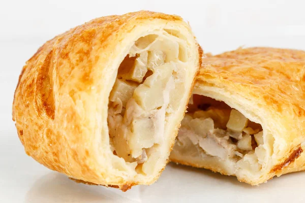 Lezzetli puf böreği tatlısı yarıya. Açık renkli patates ile lezzetli hamur işleri.