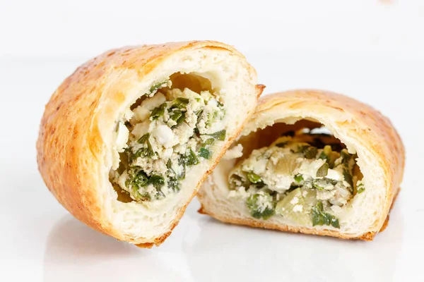 Lezzetli puf böreği tatlısı yarıya. Açık renkli haşlanmış yumurta ile lezzetli hamur işleri.