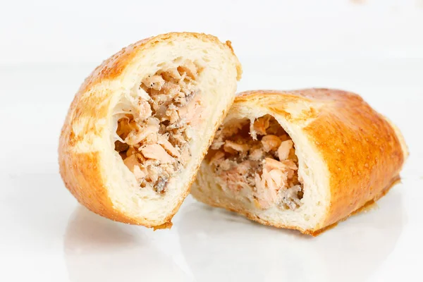 Lezzetli puf böreği tatlısı yarıya. Işık arka plan üzerine kıyılmış balık lezzetli hamur işleri.