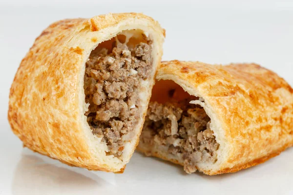 Lezzetli puf böreği tatlısı yarıya. Açık renkli kıyılmış etli lezzetli hamur işleri.