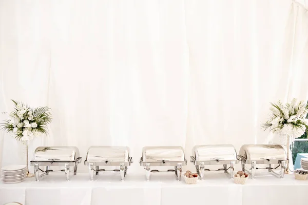 Muitas bandejas de buffet prontas para o serviço. Pequeno-almoço no hotel ou buffet no banquete — Fotografia de Stock
