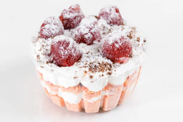 Fluitje van een cent. Lagen biscuit met romige crème op een plaat. Zoete gerechten en dessert. Close-up. — Stockfoto