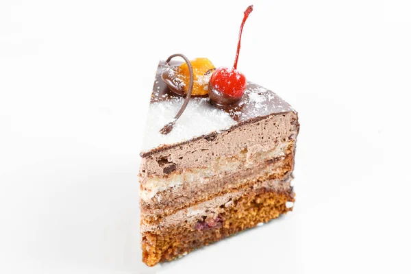 Piece of cake. Layers sponge cake with creamy cream on a Plate. Sweet food and dessert. Close up. — Stock Photo, Image