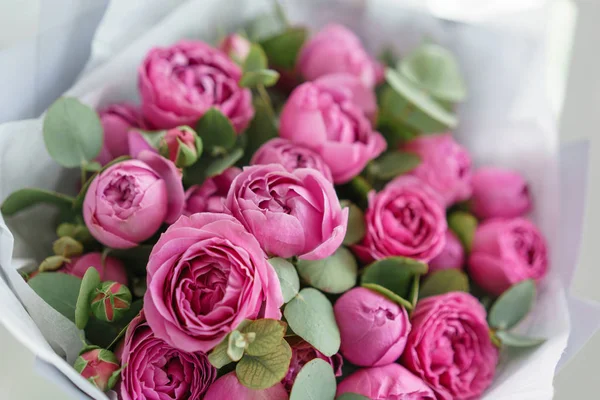 Neblige Blasen. Blumenstrauß aus rosa Rosen in Metallvase. Shabby Chic Wohnkultur. Florist im Blumenladen. — Stockfoto