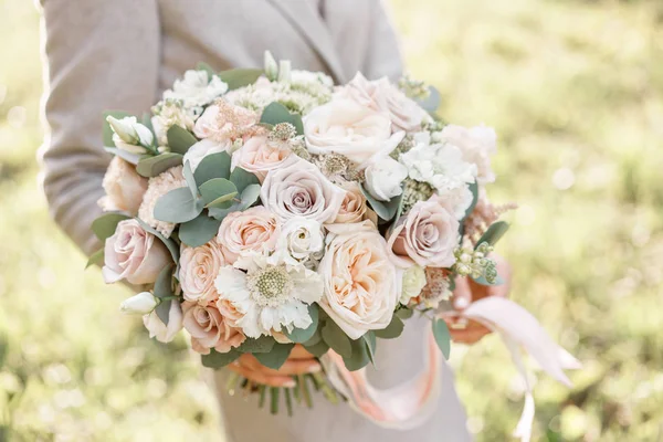 Jeune fille tenant un beau bouquet de printemps. arrangement floral avec des roses de jardin. Couleur rose clair. Aube brillante ou soleil couchant — Photo