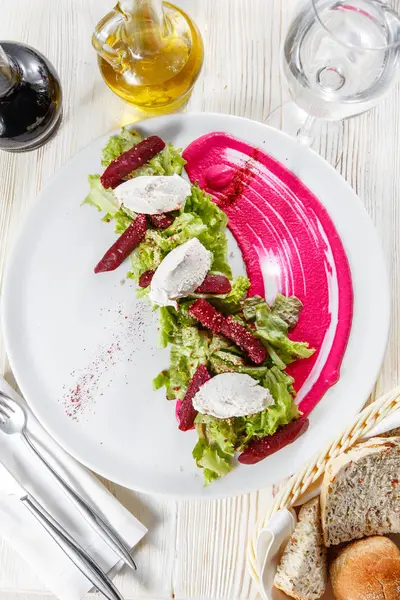 Salade italienne saine à la betterave, feuilles de laitue et feta au fromage et vinaigrette à l'huile et graines de moutarde. Vue du dessus — Photo