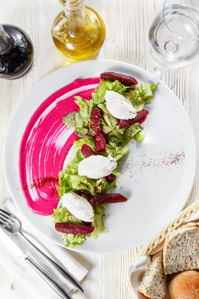 Salade italienne saine à la betterave, feuilles de laitue et feta au fromage et vinaigrette à l'huile et graines de moutarde. Vue du dessus — Photo