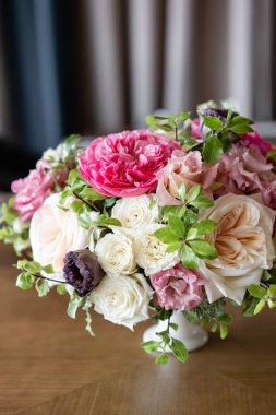 Pastel renklerde taze çiçek Aranjman parlak bir vurgu ile. Düğün arka plan. tablo bir restoranda. farklı ahşap masa üzerinde hafif bir vazoda Bahçe ve çalı gül çeşitleri