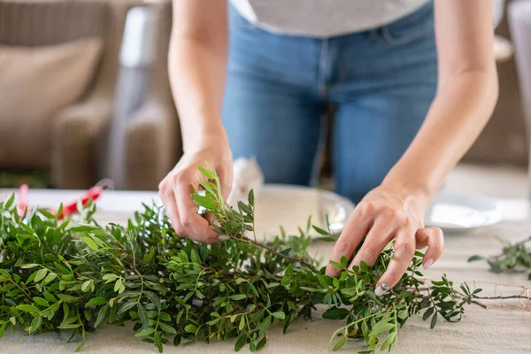 Florista crea una guirnalda de flores de vegetación, la preparación para la fiesta de bodas. Banquete o cena de gala. Cubierto con un corredor de mantel de lino. fiesta en terraza — Foto de Stock