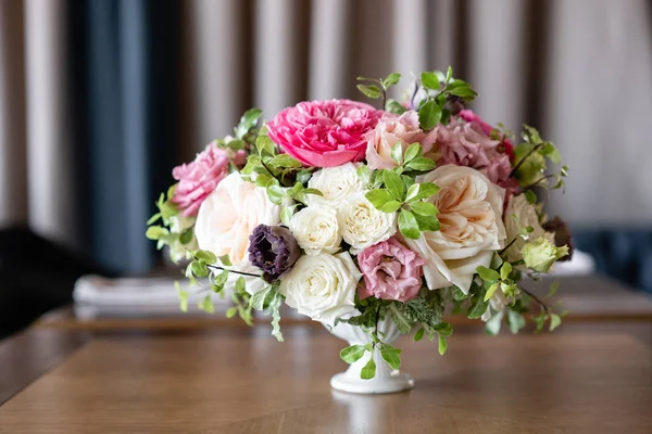 Arrangement of fresh flowers in pastel colors with a bright accent. Wedding background. table in a restaurant. different varieties of garden and shrub roses in a light vase on wooden table — Stock Photo, Image