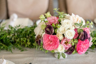 Düğün ya da gala yemeği. Sandalye ve masa için konuklar, çatal bıçak takımı ve çanak çömlek ile servis edilir. Keten masa örtüsü runner ile kaplı. terasta parti