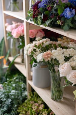 Çiçek Dükkanı kavramı. Farklı çeşitleri taze bahar çiçek çiçekler için buzdolabı odasında. Raf, çiçekçi iş buketleri