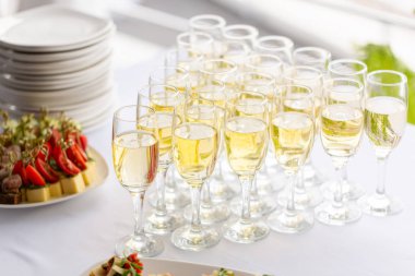 Barmen dökme şampanya veya şarap şarap gözlük Restoran tablo içine. düğün töreni ya da mutlu yeni yıl Ziyafet