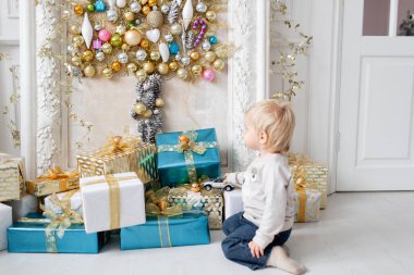 Biraz evlat standları hediyeler çok yakın. Yeni Yılınız Kutlu Olsun. süslü Noel ağacı. Noel sabahı parlak oturma odasında