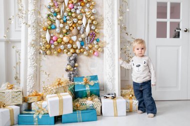 Biraz evlat standları hediyeler çok yakın. Yeni Yılınız Kutlu Olsun. süslü Noel ağacı. Noel sabahı parlak oturma odasında