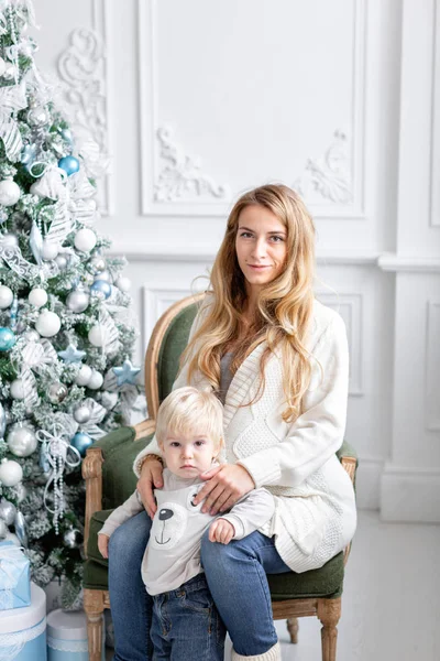 Mutlu aile portresi olarak ana sayfa - genç hamile anne küçük oğlunu kucaklar. Yeni Yılınız Kutlu Olsun. süslü Noel ağacı. Noel sabahı parlak oturma odasında. — Stok fotoğraf