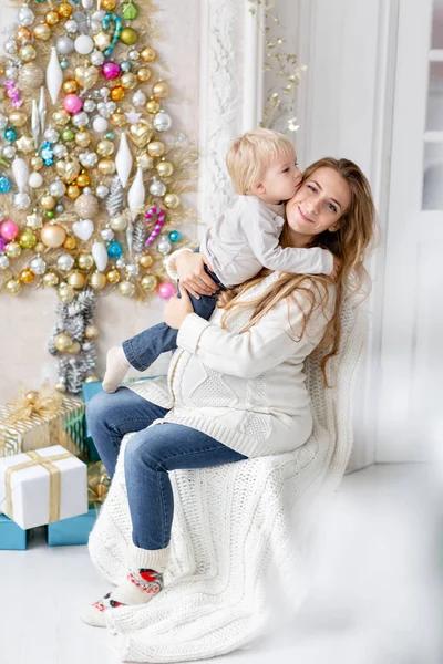 Mutlu aile portresi olarak ana sayfa - genç hamile anne küçük oğlunu kucaklar. Yeni Yılınız Kutlu Olsun. süslü Noel ağacı. Noel sabahı parlak oturma odasında. — Stok fotoğraf